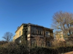 Straßenansicht - Märchenschloß mit Potenzial