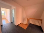 Flur Dachgeschoss mit Blick in - Mehr Raum für dich – 2-Etagen-Wohnung für dein nächstes Kapitel
