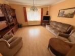 Wohnzimmer EG - Großzügiges Einfamilienhaus mit 7 Zimmern, großem Garten und zusätzlichem Entwicklungspotenzial