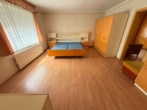 1. Schlafzimmer OG - Großzügiges Einfamilienhaus mit 7 Zimmern, großem Garten und zusätzlichem Entwicklungspotenzial