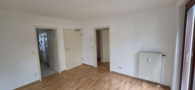 Wohnzimmer mit Blick auf Wohnu - Klein, modern, perfekt für deinen Start