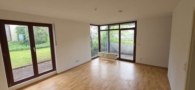 Wohnzimmer mit Blick auf Terra - Klein, modern, perfekt für deinen Start