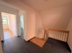 Flur Dachgeschoss mit Blick in - Mehr Raum für dich – 2-Etagen-Wohnung für dein nächstes Kapitel