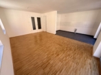 Wohnbereich mit Blick zur Küch - Mehr Raum für dich – 2-Etagen-Wohnung für dein nächstes Kapitel