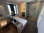 Badezimmer - Exklusives Architektenhaus mit Dachterrasse, Pool und Kunstfokus
