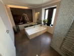 Badezimmer - Exklusives Architektenhaus mit Dachterrasse, Pool und Kunstfokus